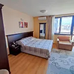 Private In Royal Park דירה